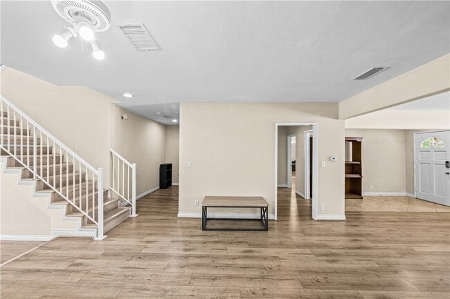 Building Photo - 542 N Waverly St