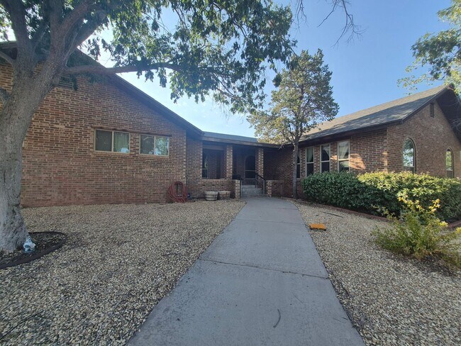 Building Photo - Spacious 4 bedroom 2 bath