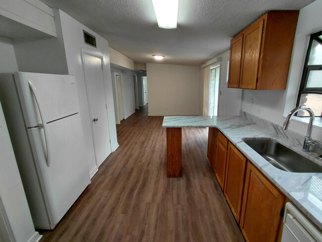 Building Photo - 2412 Almond Dr