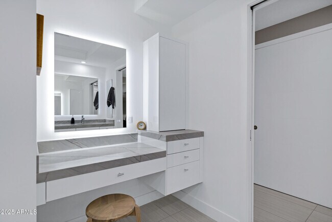 Building Photo - 7137 E Rancho Vista Dr