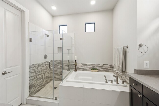 Building Photo - 5644 Darling St