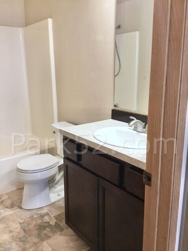 Building Photo - Tacoma Area 3 Bedroom Townhome