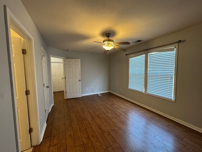 Building Photo - Available to Show