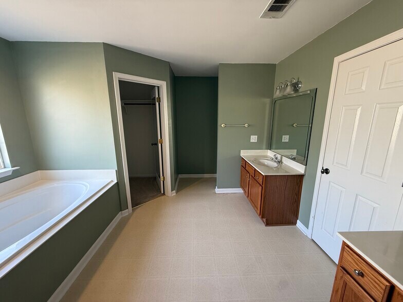 Building Photo - 100 Englewood Ct