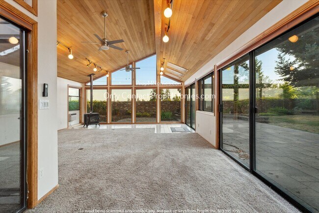 Building Photo - Spacious Three Bedroom Home in Desirable Charbonneau!