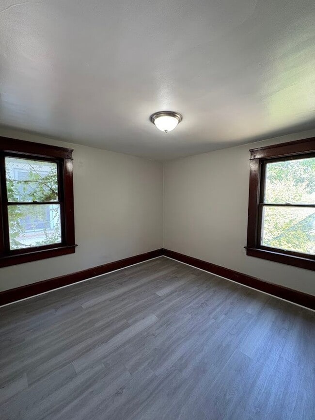 Building Photo - Three bedroom one bathroom home for rent