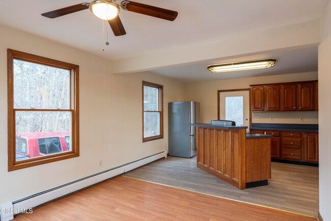 Building Photo - 4 Easy St