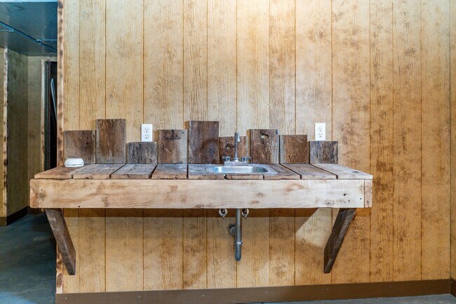 Building Photo - Spacious 2 bedroom 2 bath house