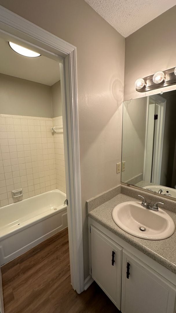 Building Photo - Lovely SOUTHWOOD Area 2/1.5 w/ Large Yard, Deck, & Open Floor Plan! $1350/month Avail July 1st!