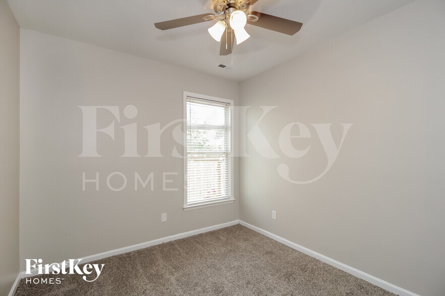 Building Photo - 30 Horseshoe Ln