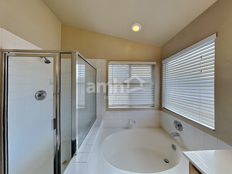 Building Photo - 710 Breezy Ridge Dr