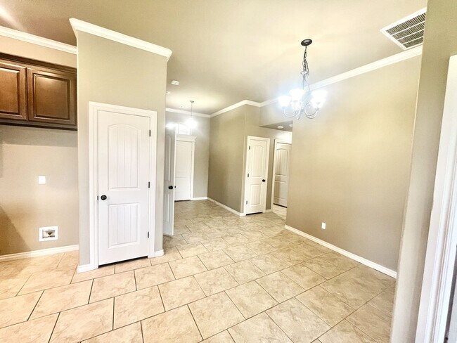 Building Photo - For Rent: 4 Bed | 2 Bath | Spacious Yard |...