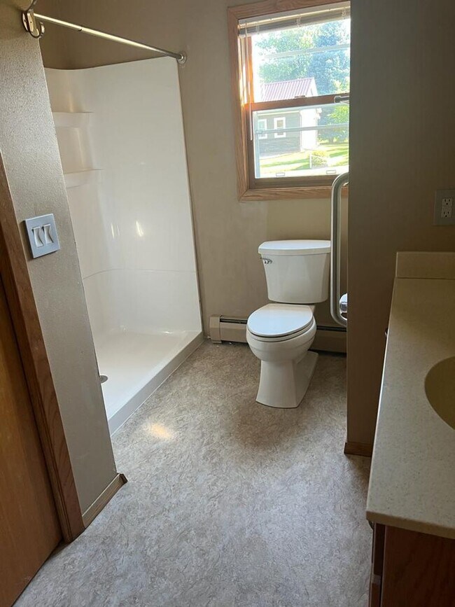 Building Photo - Home Coming Available - Kaukauna Northside