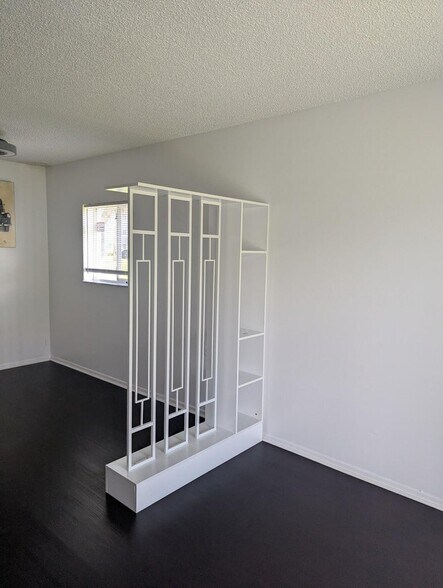 Building Photo - 1203 N Benoist Farms Rd