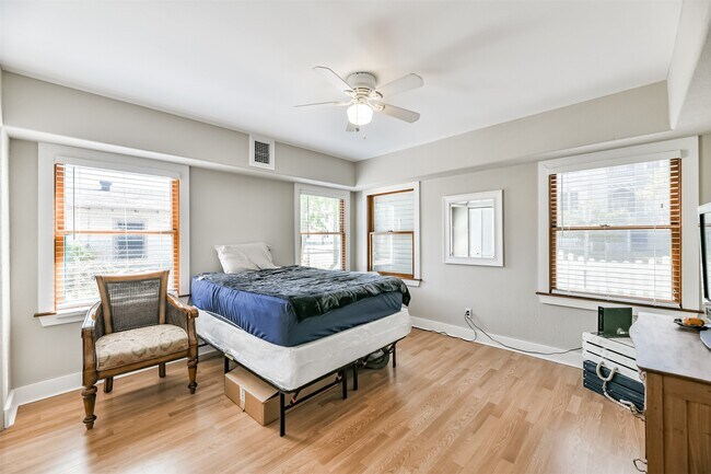 Building Photo - 818 11th St