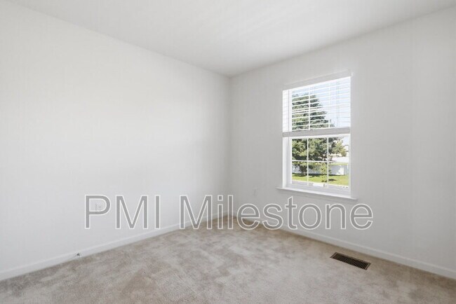 Building Photo - 65 Darien Dr