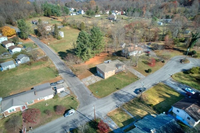 Building Photo - 201 Springdale Rd