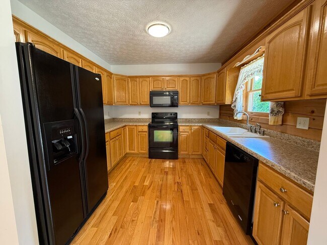 Building Photo - 1404 Maple Ln