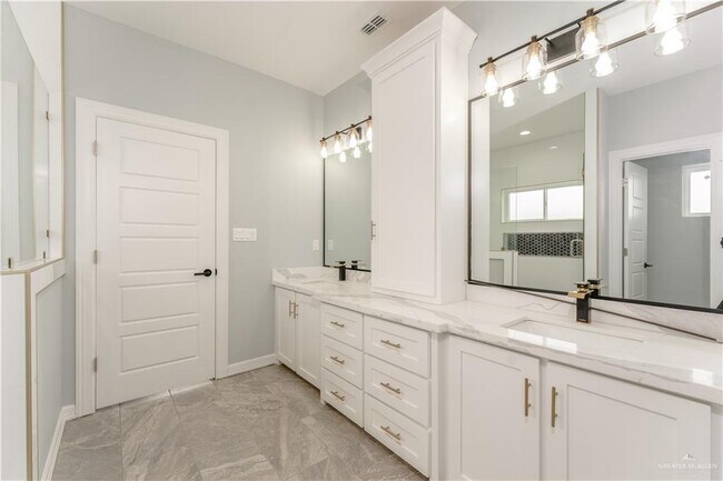 Building Photo - 1711 Lago Delton