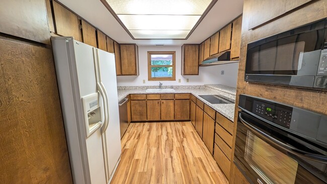Building Photo - One level home with lots of character in H...
