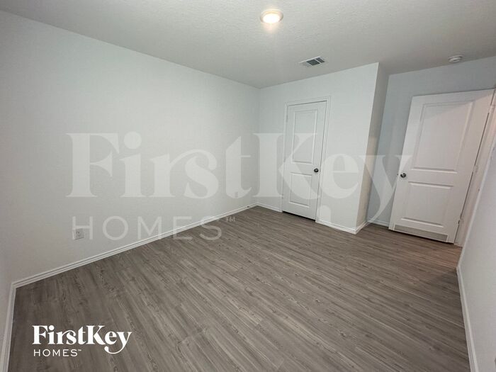 Building Photo - 2408 Lake Hls