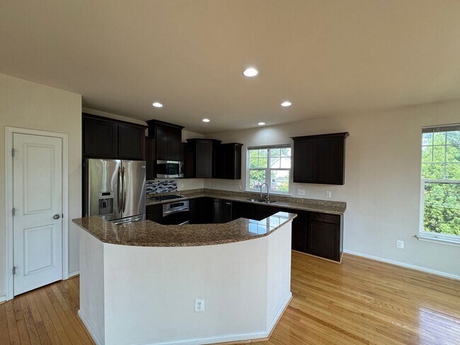 Building Photo - Luxurious 3 Bed 2.5 Bath End-Unit Townhome...