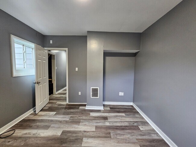 Building Photo - Spacious 5 bedroom 1.5 bathrooms for rent in Hays!