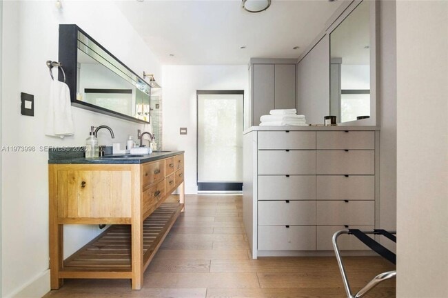 Building Photo - 524 Oleander Dr