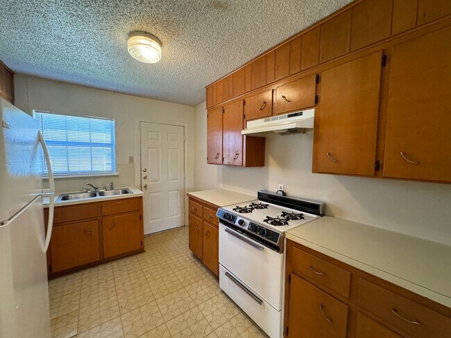 Building Photo - 708-708 Carrie Ave