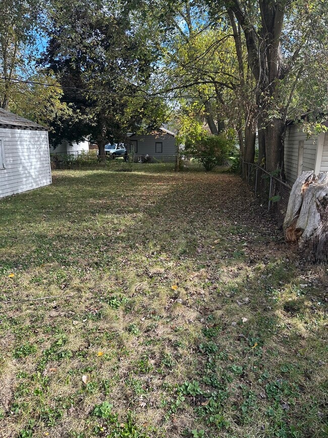 Building Photo - 915 Sunningdale Dr
