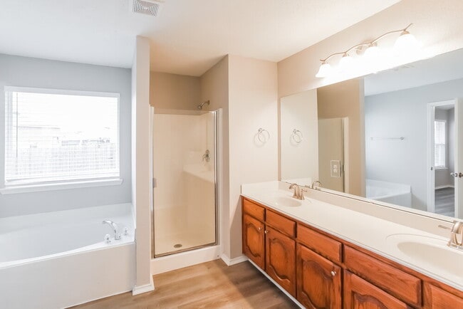 Building Photo - 605 Canyon Pl
