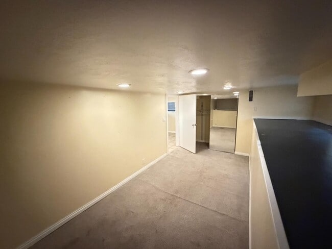 Building Photo - 565 Hollywood Ave