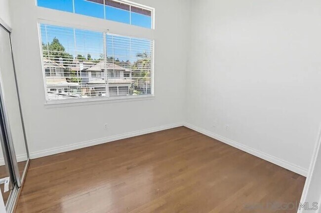 Building Photo - 1100 Corrales Ln