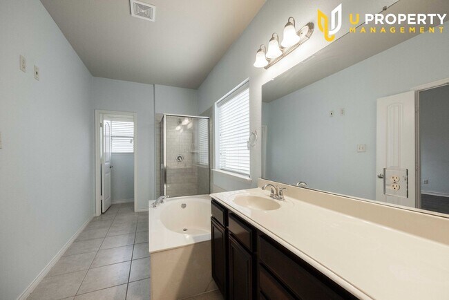 Building Photo - LUXURY TOWNHOME IN CRAIG RANCH COMMUNITY