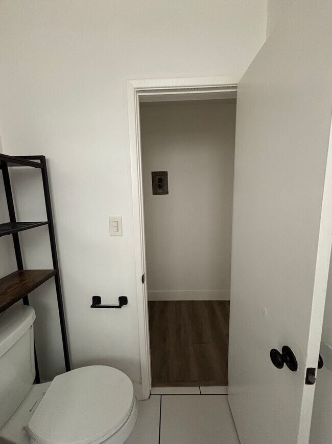 Building Photo - Upgraded 1 Bedroom In Torrance with Parkin...