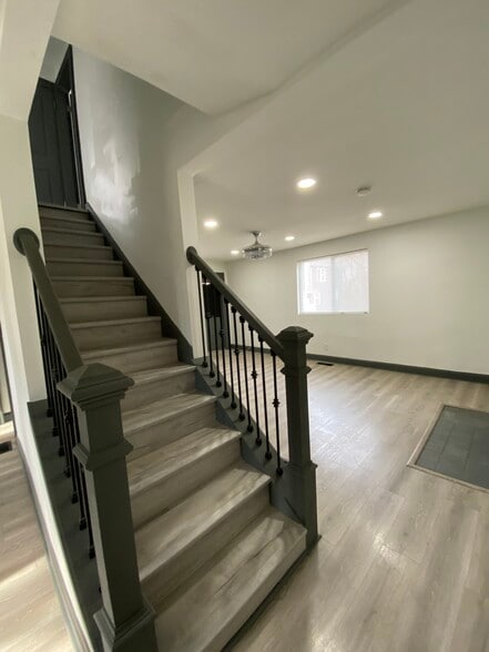 Building Photo - 1275 E Kossuth St