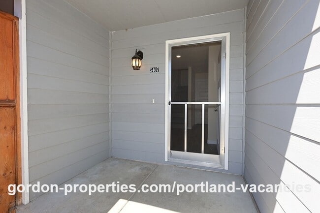 Building Photo - SE 121st Ave- 3 bedroom townhome with gas fireplace