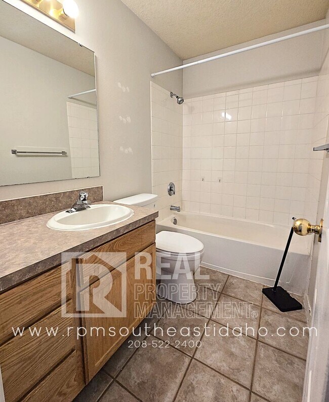 Building Photo - Spacious & Updated 2 Bedroom, 2 Bathroom Twin Home in Ammon with Fenced Backyard and Hookups (Ida...