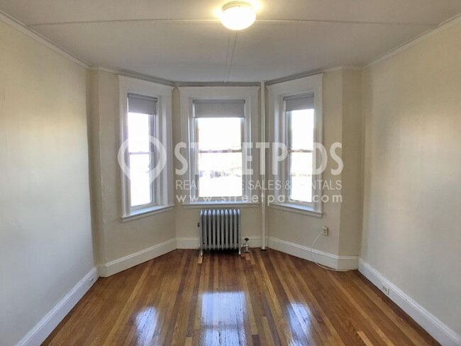 Building Photo - bedroom in Boston MA 02215