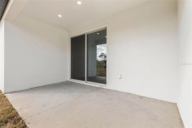 Building Photo - Brand New Townhome Overlooking the 15th Fairway