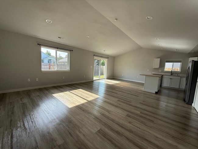 Building Photo - Gorgeous Pet Friendly Three Bedroom Lebano...