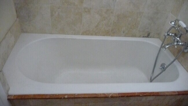 BATHTUB - 1026 Havenhurst Dr