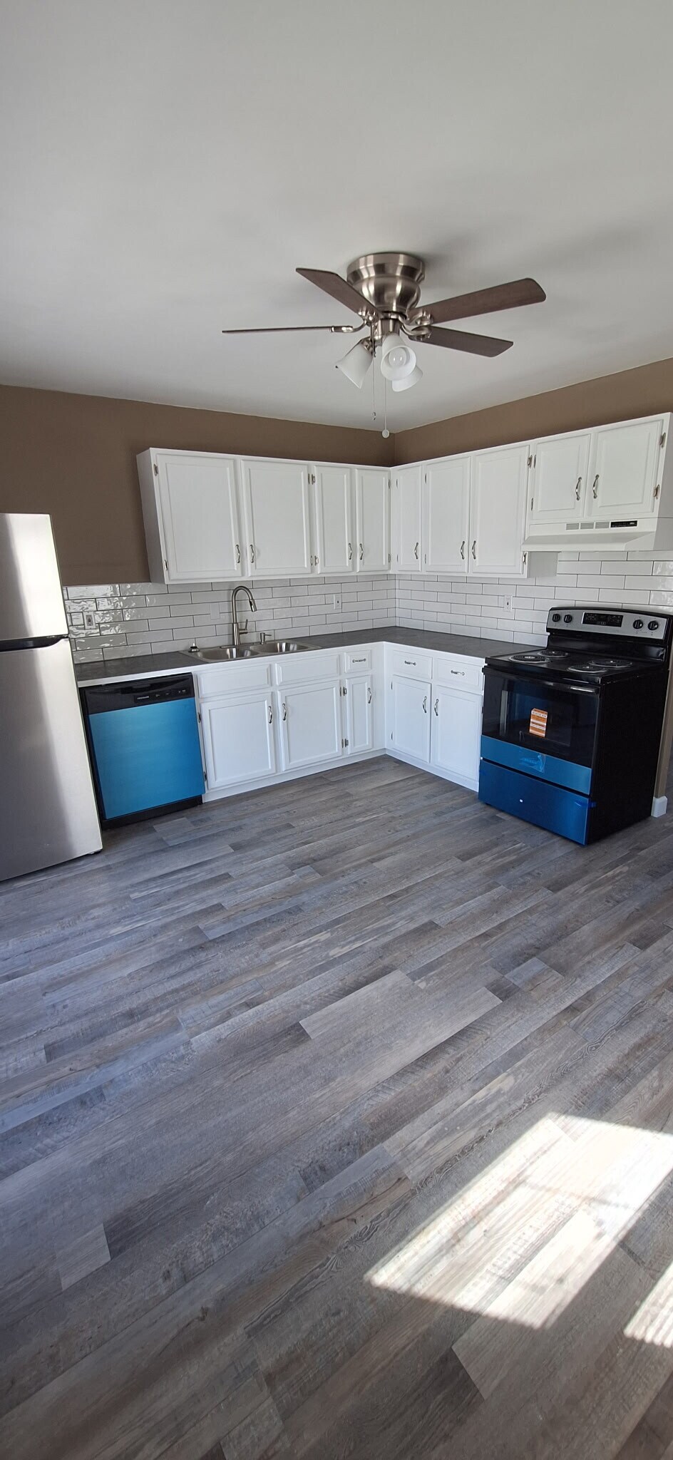 Building Photo - 404 E 3rd Dr S