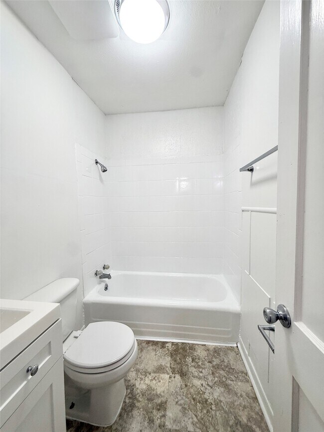 Building Photo - 832 S Anderson St