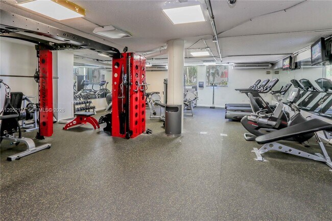 Building Photo - 999 Brickell Bay Dr