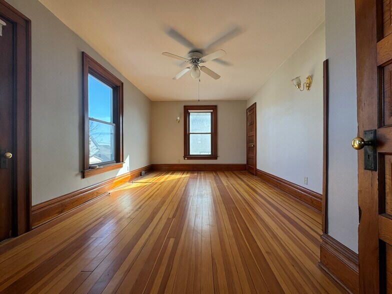 Bedroom #1 - 951 Oxford St