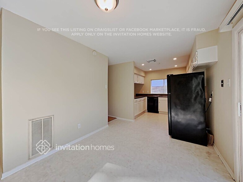 Building Photo - 2022 Oak Shores Dr