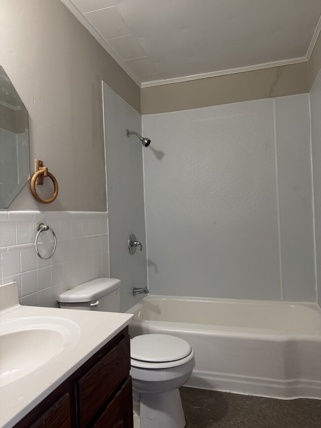 Building Photo - 406 E Park Dr