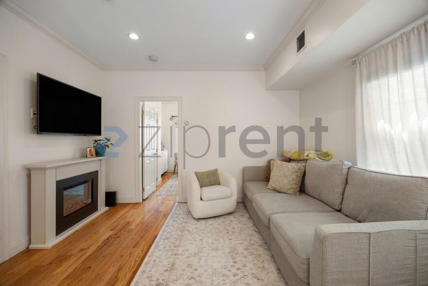 Building Photo - Unit 3