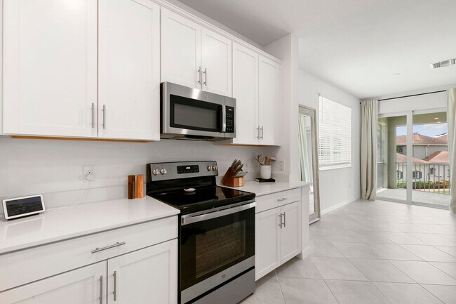 Building Photo - Stylish Corner Coach Home in Prime Fort My...